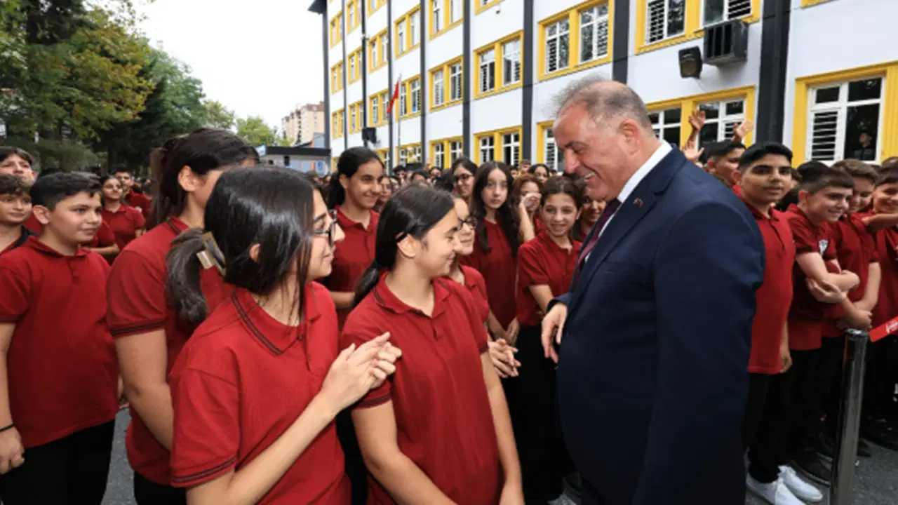 KIRTASİYE DESTEĞİ... Nuri Aslan: 'Ekrem Başkanımızın 2019’da başlattığı dayanışmayı büyütmeyi sürdüreceğiz'
