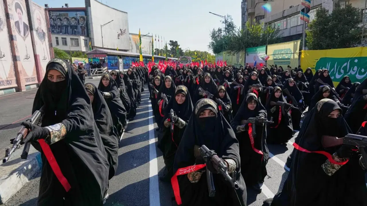 İran'da savaş gölgesinde dev seferberlik: Yüz binlerce kişi silah altına alınıyor!