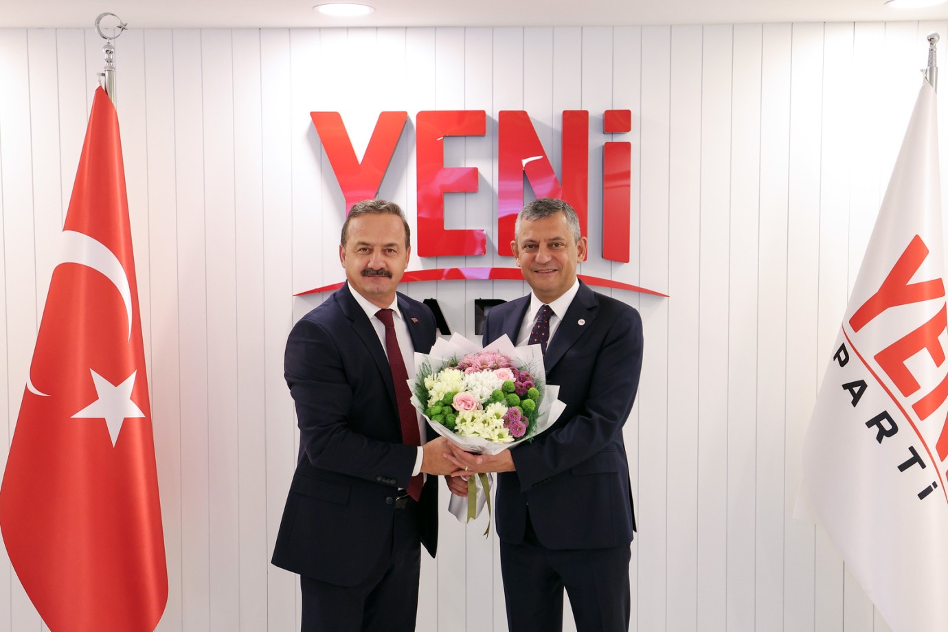 YENİ Parti Lideri Özgür Özel, Anahtar Parti Genel Başkanı Yavuz Ağıralioğlu ile bir araya geldi