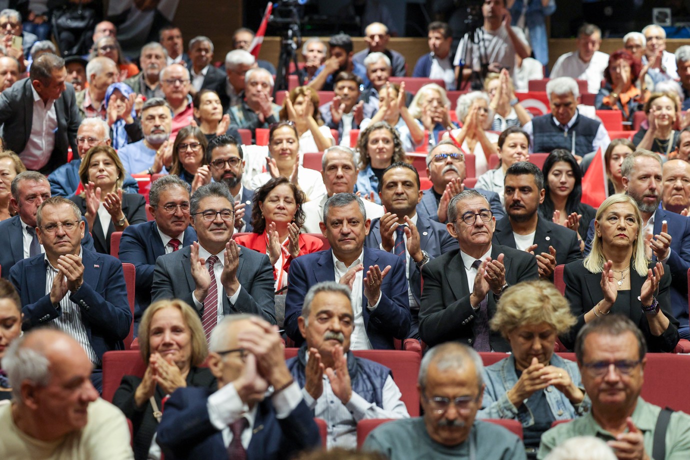 Balıkesir'in Karesi İlçesi'nde konuşan Özgür ÖZEL: “BİR BÜYÜK SOSYAL PATLAMANIN EŞİĞİNDEYİZ”