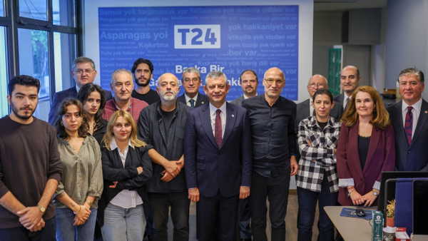 YENİ Parti Lideri Özgür Özel'den erişim engeli getirilen T24'e dayanışma ziyareti