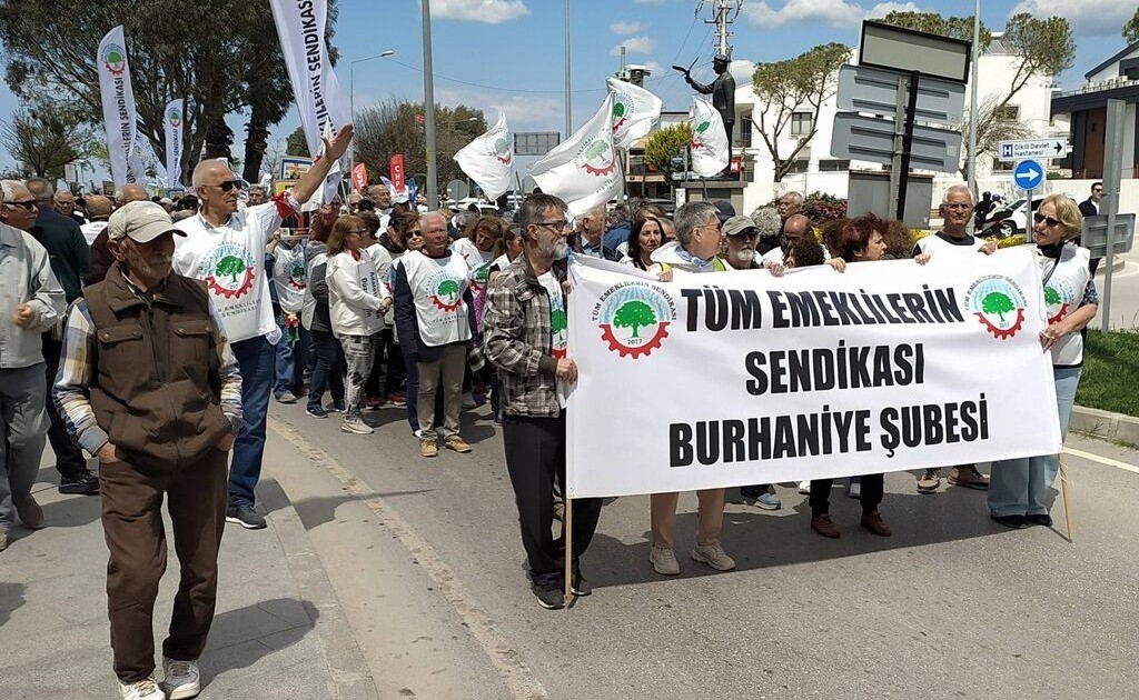 EMEKLİLER YENİDEN MEYDANLARDA: “GEÇİNEMİYORUZ, HAKKIMIZI İSTİYORUZ”