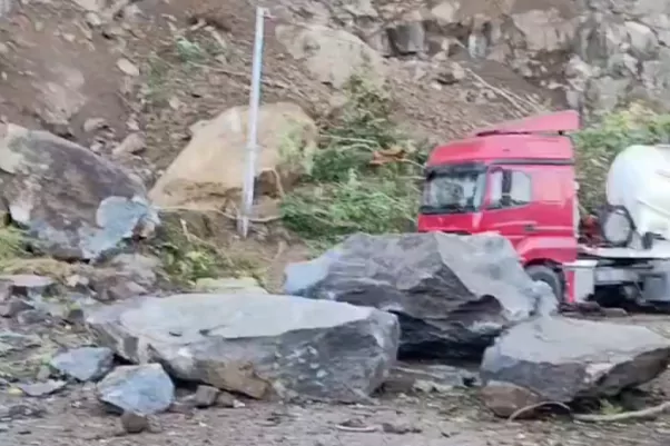 Artvin Hopa’da Heyelan: Kaya ve Taşlar Araçlara Zarar Verdi!
