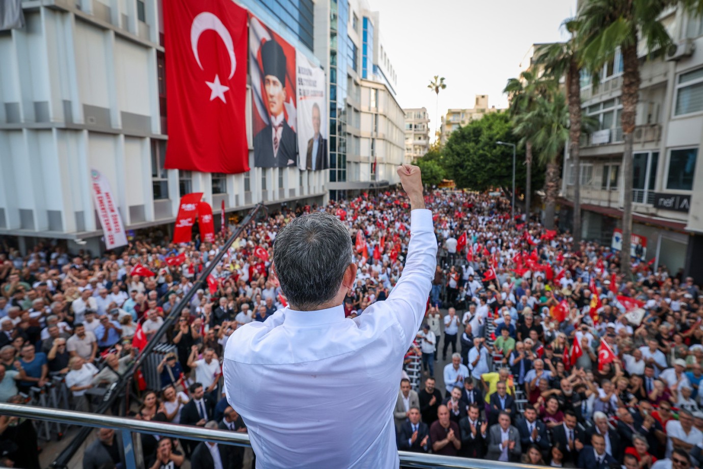 MERSİN'de konuşan YENİ Parti Lideri Özgür ÖZEL: “TARİHTE GÖRÜLMEMİŞ SOYGUNU YAPTILAR”