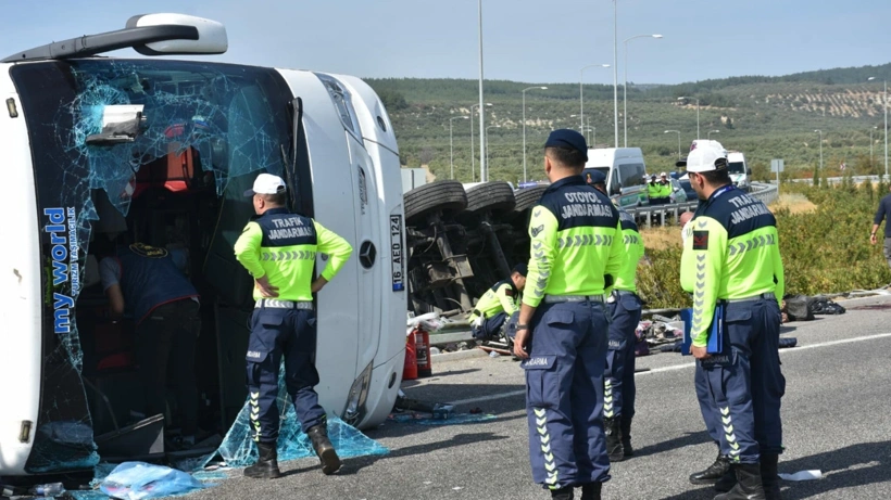 Manisa'da üzücü kaza: Tur otobüsü ile çekici çarpıştı, 11 ölü 27 yaralı var!