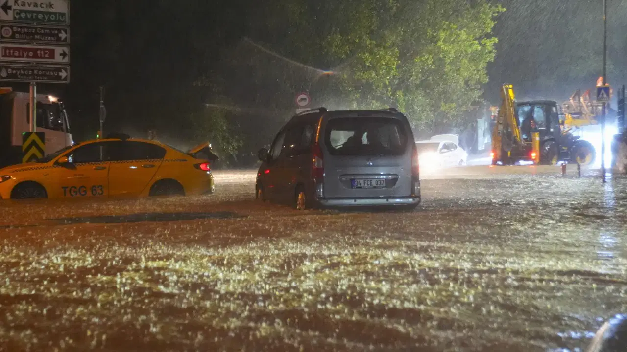 İstanbul’da sağanak yağış: Vali Gül’den ‘evden çıkmayın’ uyarısı