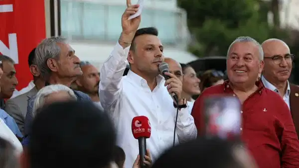 YENİ PARTİLİLER, İSTANBUL'DA HİÇ DURAKSAMADI: Tek aday olan ÖZGÜR ÇELİK'i seçti!