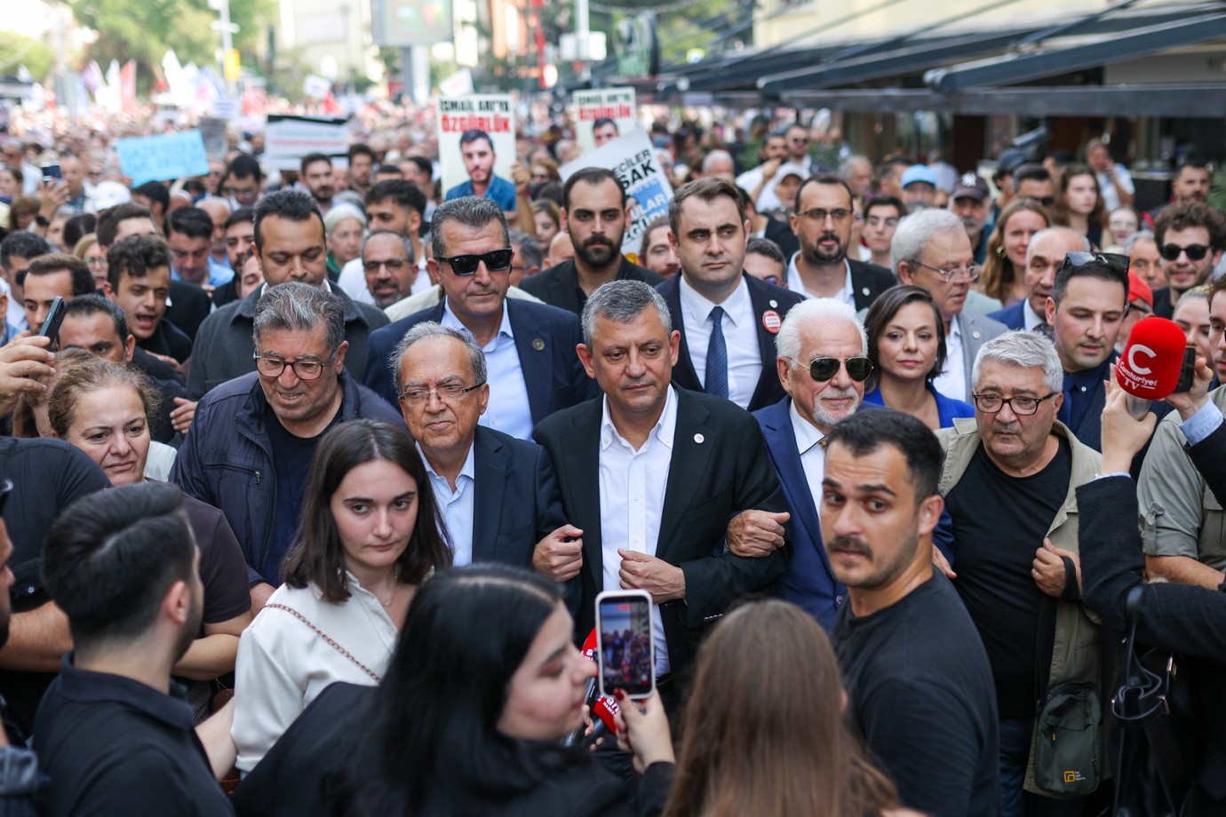 YENİ Parti Lideri Özgür ÖZEL, İzmir'de gazetecilerin yürüyüşüne katıldı