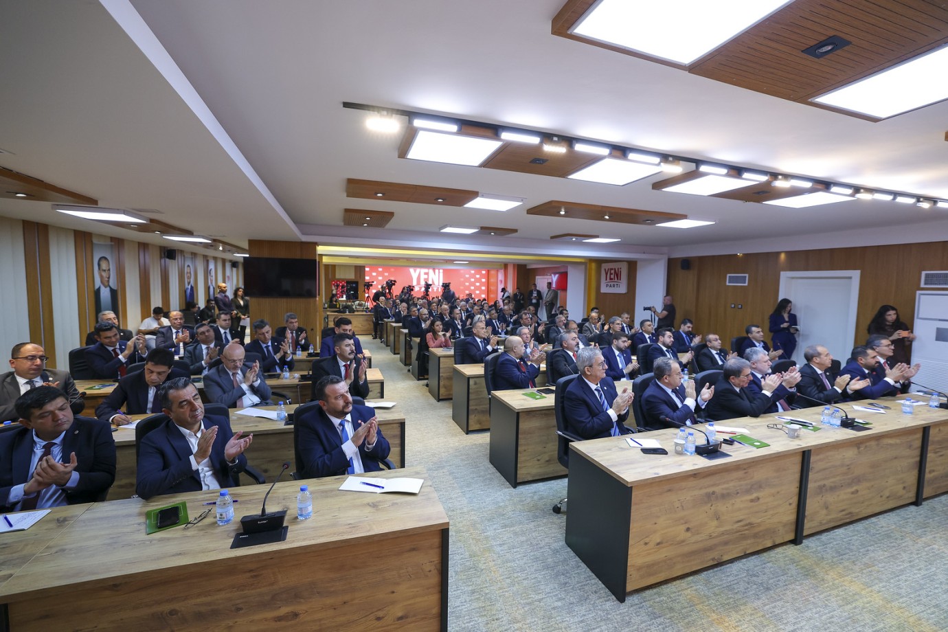 İl Başkanları toplantısında konuşan Özgür ÖZEL: “MAĞDURLARA SON DARBE YASA İLE VURULDU”