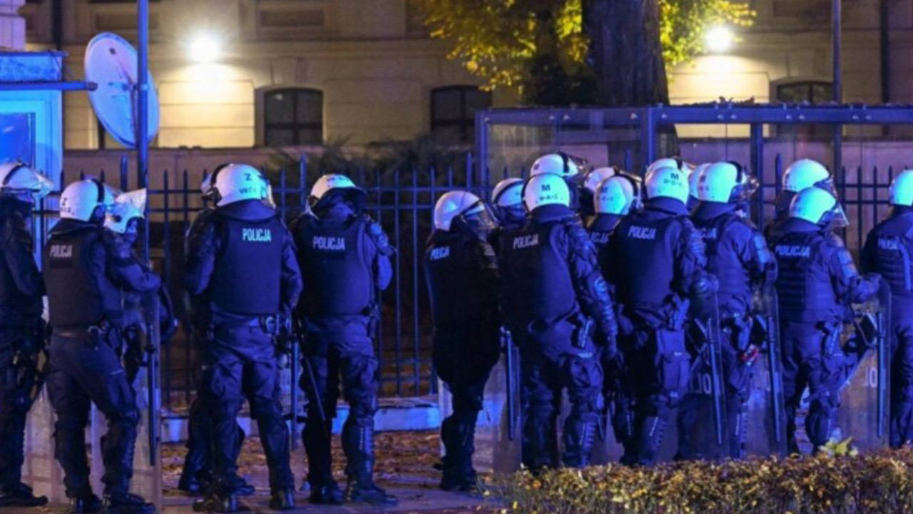 Polonya'da Anayasa Mahkemesi'ne polis baskını: Muhalefetten 'darbe girişimi' tepkisi